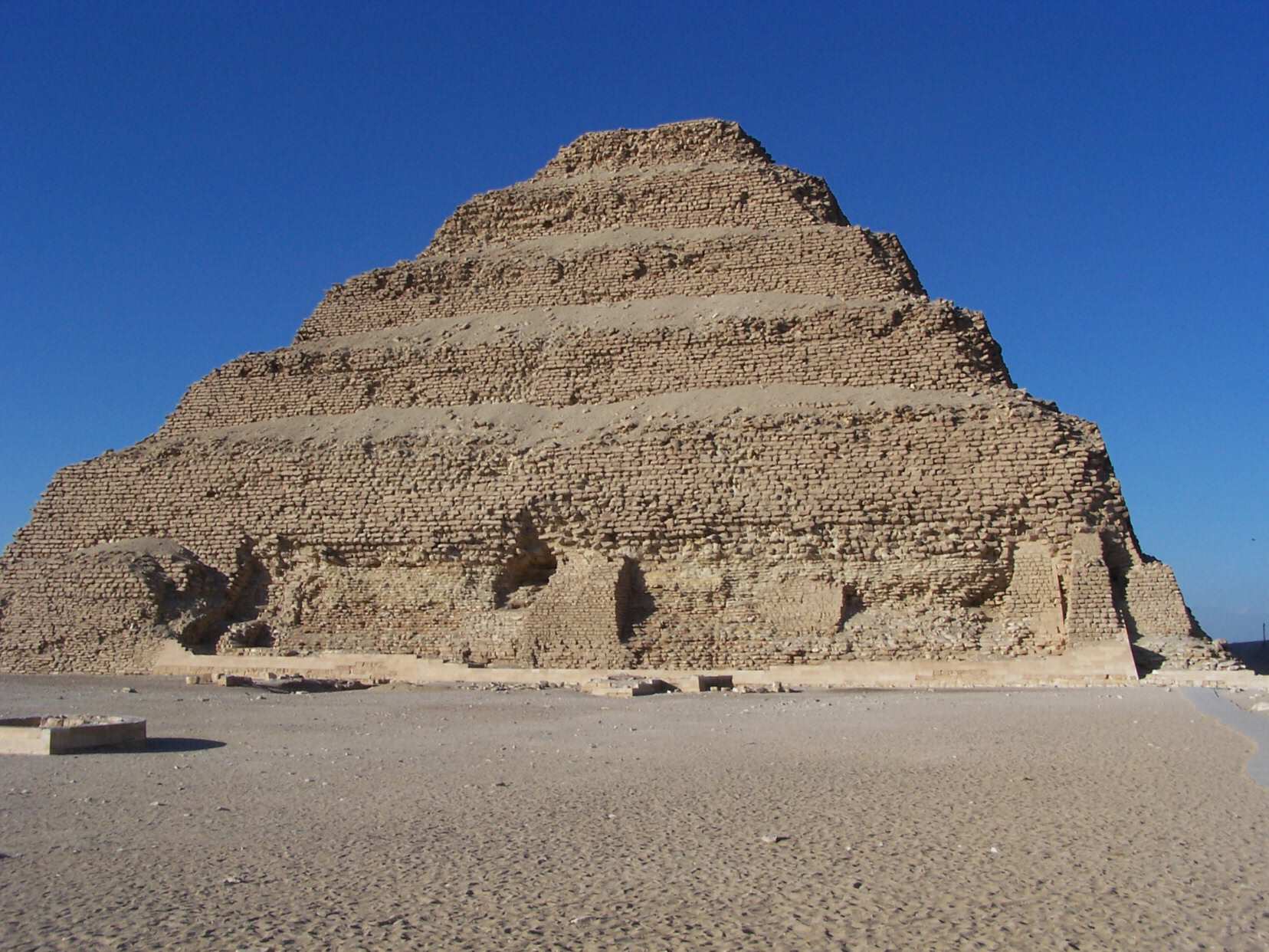 La pyramide du roi Djéser, construite par Imhotep, fut la première pyramide construite en Egypte.C'est une superposition de six  mastabas.